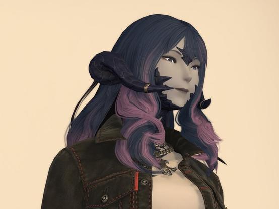 Capture d'écran du buste de mon personnage FFXIV, Nayaajin, qui regarde au loin en souriant sur un fond d'écran blanc de studio photo

Elle a des écailles violettes qui entourent son visage et couvrent le haut de l'arête de son nez
Elle a les cheveux bouclés, longs et violets, une paire de "cornes" de la même couleur au niveau des oreilles (qui ne sont pas des cornes! mais effectivement leurs oreilles...), et à l'extrémité de chacune un anneau

Elle porte une veste en jean noire, un haut (crop) blanc et au cou un collier avec un chocobo