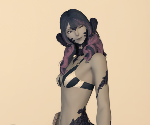 Une autre capture d'écran de mon perso, de profil, portant un maillot avec des grosses rayures noires et blanches
Elle regarde derrière elle en faisant un clin d'oeil