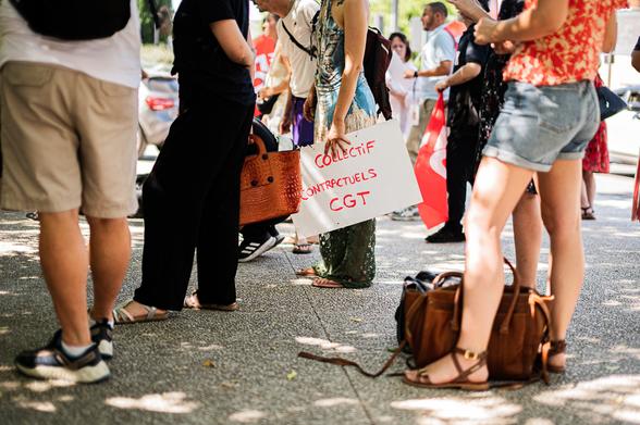 quelqu'un tenant une pancarte Collectif Contractuel CGT