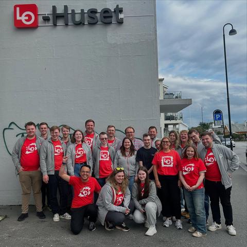 Gruppebilde av ca 19 sommerpatruljedeltakere i Nordland. Vi står samlet foran LO-huset i Bodø