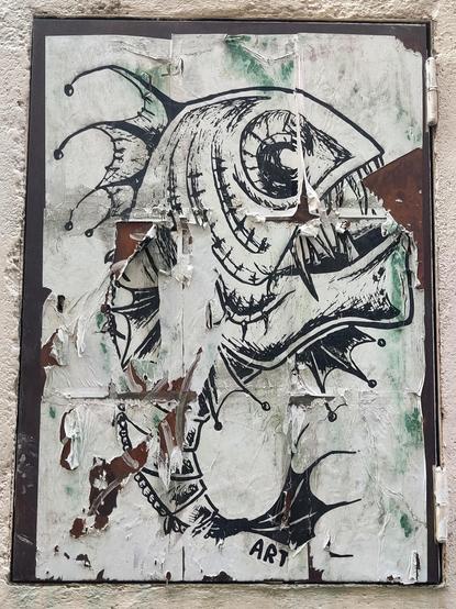 Un dibujo de un pez con grandes dientes y ojos. El póster en el que está dibujado está  algo estropeado.