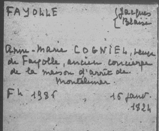 Fiche index microfilmée en niveau de gris,  consacrée à Jacques Blaise Fayolle, ancien concierge de la maison d'arrêt de Montélimar, renvoyant à un dossier de pension pour sa veuve en 1824 conservé sous la cote F/4/1986