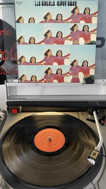 Vinyl Schallplatte „Las Grecas- Gipsy Rock“ auf einem Plattenspieler.