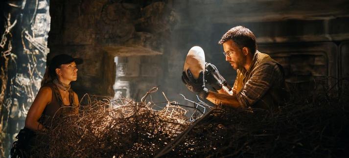 Scarlett Johansson como Zora Bennett y Jonathan Bailey como el Dr. Henry Loomis en ' Jurassic World El Renacer'. / Universal Pictures / Jasin Boland/Universal Pictures