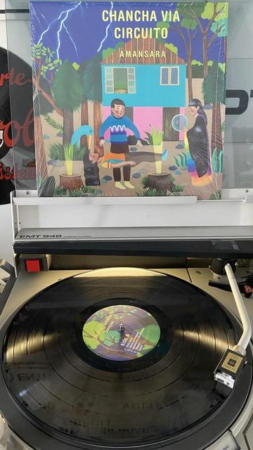 Vinyl Schallplatte „Chancha Vía Circuito - Amansara“ auf einem Plattenspieler.