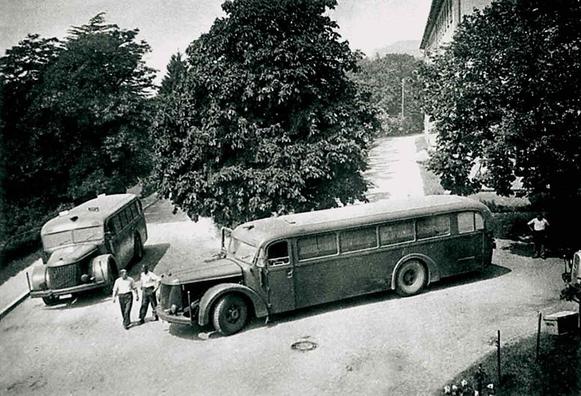 Zwei (eigentlich drei) Busse der GeKraT, wahrscheinlich vor einer Heil- und Pflegeanstalt während der „Aktion T4“ zu Beginn der 1940er Jahre.