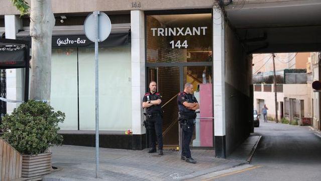 Els Mossos d'Esquadra detenen un sospitós que podria estar relacionat amb la mort violenta al carrer Trinxant, al districte de Sant Andreu (ACN/Àlex Recolons)
