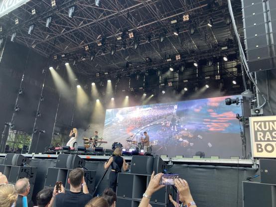 Blick auf die Bühne mit London Grammar.