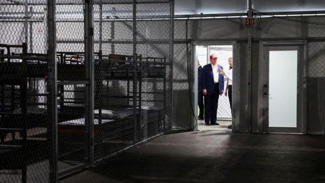 Trump ha visitat el centre de detenció dels Everglades, entre burles sobre què els pot passar a les persones que intentin escapar (Reuters/Evelyn Hockstein)