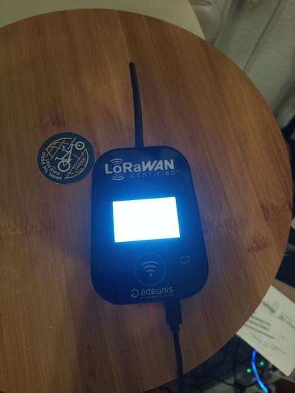 Ein Foto von einem LoRaWAN Feldmesser auf einem runden Brett. Damit wollen wir von der #loraahamm nun mal unsere Stadt ausleuchten. Danke an die #HSHL, hier das Institut & die Werkbank für Sektorenkopplung für die Leihgabe.