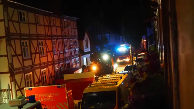 Feuerwehrfahrzeuge in einer engen Straße