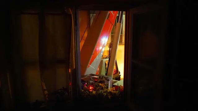 Kran vor einem Fenster