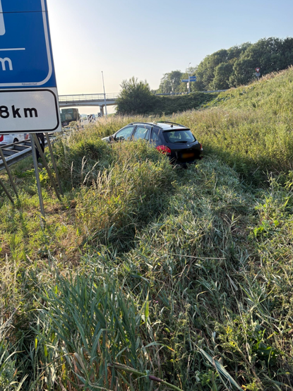 Voertuig in de berm na ongeval