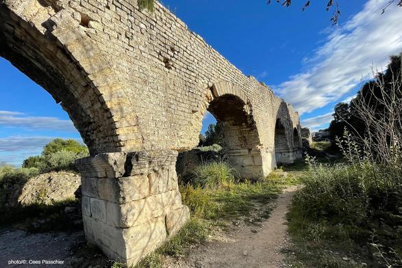 Bridge of the Roman aqueduct in Arles, France (photo/©: Cees Passchier)