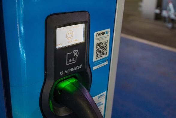 Ladestation für Elektrofahrzeuge. Display zeigt Ladevorgang mit Smileysymbol und 0,00 kWh an.