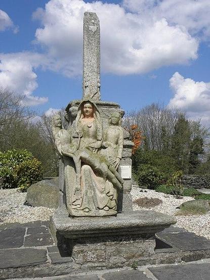 Croix du XVIIe siècle à #Plussulien (#CôtesDArmor) Le cimetière ayant disparu, la croix se trouve désormais sur la place de l'église. La croix s'orne d'une Pietà en granit. Construction XVIIe siècle. Croix du X...
Suite 👉 https://monumentum.fr/monument-historique/pa00089533/plussulien-croix-du-17e-siecle
#Patrimoine #MonumentHistorique
Photo CC-BY-SA 4.0 : GO69