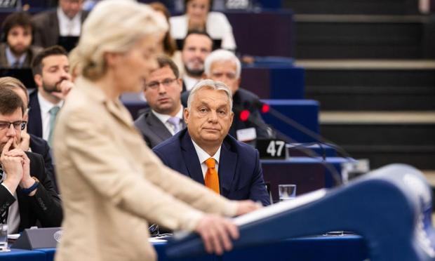 Ursula von der Leyen, presidenta de la Comisión, interviene en el Parlamento Europeo, con el primer ministro de Hungría, Vikor Orban, al fondo, el 9 de octubre de 2024. (Philipp von Ditfurth / picture alliance via Getty Images)