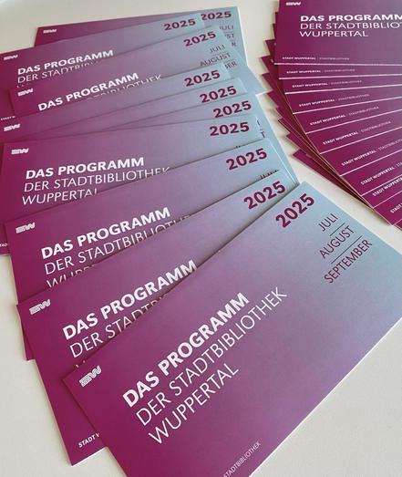 Viele Programmflyer fächerartig ausgelegt