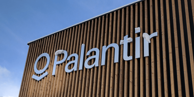 „Palantir pavilion, World Economic Forum, Davos, Switzerland“ von gruntzooki ist lizenziert unter CC BY-SA 2.0. Zu sehen ist ein holzverkleidetes Gebäude mit dem Logo von Palantir.