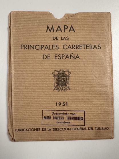 Ein Vintage-Kartencover mit dem Titel "Mapa de las Principales Carreteras de España", veröffentlicht 1951. Das Cover verfügt über ein dekoratives Emblem und vermerkt seine Veröffentlichung durch die Dirección General del Turismo sowie einen Hinweis auf die Banco Comercial Transatlántico