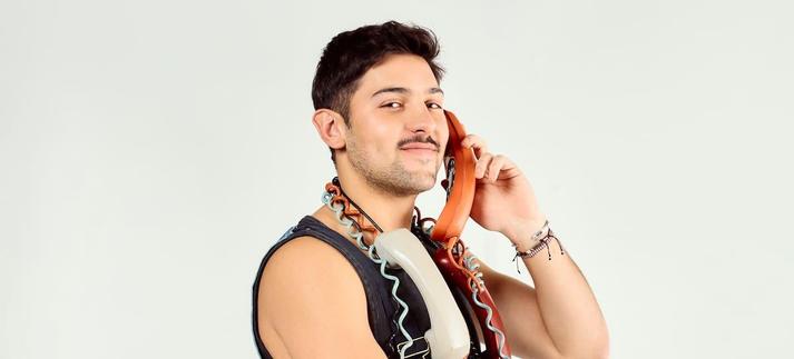 Tony Mils en sus fotos promocionales de 'Escribí esto para ti'