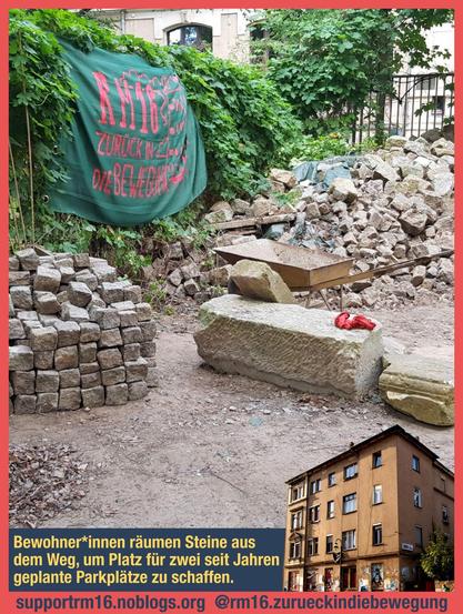 Ein Bild vom Steinhaufen im Hof der rm16. Rechts sieht man den Haufen mit unsortierten  Steinen und einer Schubkarre. Links ein sortierter und ordentlich gestapelt er haufen