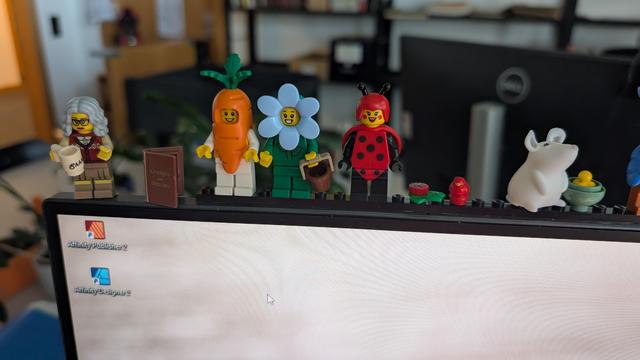 Maus und Lego-Figuren auf dem oberen Rand eines Monitors
