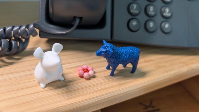 Maus und Schaf vor Telefon