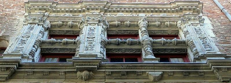 Maison Renaissance à #Cahors (#Lot) Cet édifice complet de la Renaissance, construit en briques, comportait à rez-de-chaussée de grandes arcades (murées) et au-dessus, deux groupes de fenêtres triples enrichies...
Suite 👉 https://monumentum.fr/monument-historique/pa00095012/cahors-maison-renaissance
#Patrimoine #MonumentHistorique
Photo CC-BY-SA 4.0 : MOSSOT