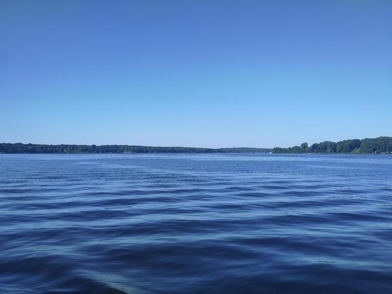 Blauer Himmel und blaue See. Immerhin etwas kühlere Luft