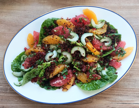 Der fertige Salat auf einer Servierplatte - herrlich bunt