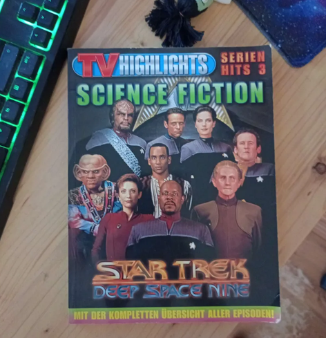 Old TV magazin with a group foto of the crew of star trek Deep space nine
