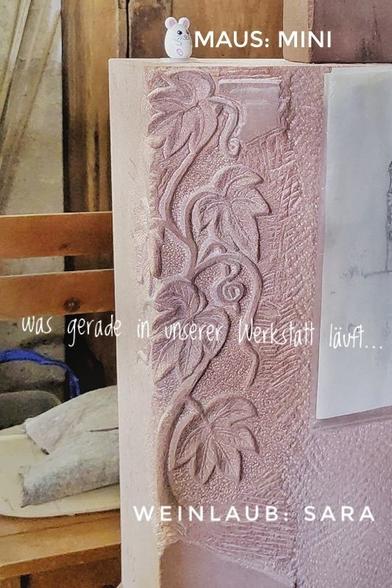 dieses Foto zeigt das schöne Weinlaub, das unsere Gesellin Sara in einen Urnengrabstein aus #Sandstein gearbeitet hat.
Auf dem Foto steht der Text: "was gerade in unserer Werkstatt läuft... Weinlaub:Sara"