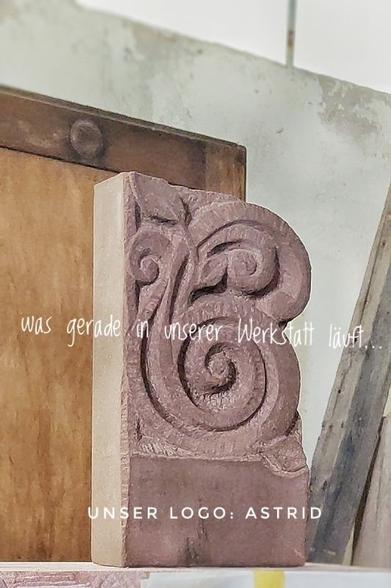 Ich hatte die Tage erste Fotos von unserem Logo hier eingestellt, das ich im Moment in Sandstein haue. heute habe ich nochmal ein bisschen weiter daran gearbeitet. Auf dem Foto sieht man, dass jetzt nicht mehr allzuviel daran zu machen ist. Dann kann es mit auf die nächsten Messen.
Der Text darüber ist wieder: "was gerade in unserer Werkstatt läuft..." und dann "unser Logo: Astrid"

Ich bin eh gerade dabei, sowas wie Merch für den Formenpark zu basteln. Vielleicht machen wir das nochmal in klein, formen es ab und gießen es mit irgendwas aus. Radiergummis zum Beispiel - was meinst du?
Welchen Formenpark-Merch würdest du dir wünschen? 
Schreib's in die Kommentare!
✍️