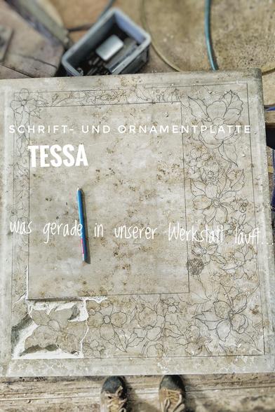 Die junge Bildhauermeisterin Tessa aus Kaiserslautern ist seit Juni mit an Bord und war bisher fast durchgehend auf der Baustelle in Dudweiler im Einsatz.
Heute haben wir wegen der Hitze ausgesetzt und den Tag genutzt, ein erstes gemeinsames Projekt zu starten:
Tessa hat bringt eines ihrer Blütenornament ein, das sie in eine Musterplatte für Urnengräber hauen wird.
Das Foto zeigt die #Jura-Kalksteinplatte mit dem aufgezeichneten Ornament.
Eine erste Blüte ist bereits angefangen.
Welcher Text darauf steht, kannst du dir vielleicht schon denken 😃