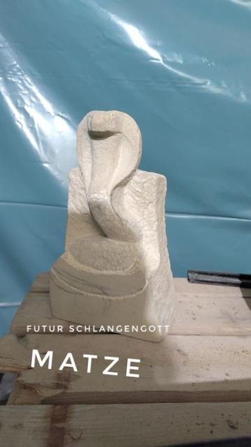 unser Azubi arbeitet an dem Entwurf für eine Schlangenskulptur, die im Restaurant eines Freundes - dem #Eden in #Saarbrücken - einen Platz finden soll.
auf dem Foto sieht man das angefangene Vormodel, das er gerade zur Zeit anfertigt.