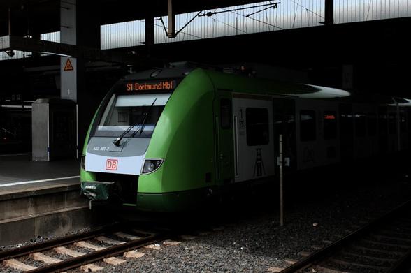 A green BR442 being used as an SBahn by the Deutsche Bahn while standing in Düsseldorf central station