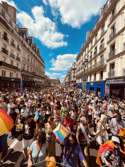 photo de foule compacte marchant dans le boulevard rivoli