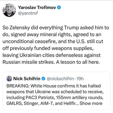 Screenshot eines Tweets mit Drüko.

„BREAKING: White House confirms it has halted weapons that Ukraine was scheduled to receive, including PAC3 Patriots, 155mm artillery rounds, GMLRS, Stinger, AIM-7, and Hellfir…“

Darüber:

„So Zelensky did everything Trump asked him to do, signed away mineral rights, agreed to an unconditional ceasefire, and the U.S. still cut off previously funded weapons supplies, leaving Ukrainian cities defenseless against Russian missile strikes. A lesson to all here.“