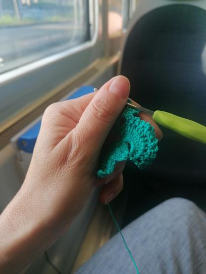 Genesi di un segnalibro composto da ventaglietti verde smeraldo in sequenza