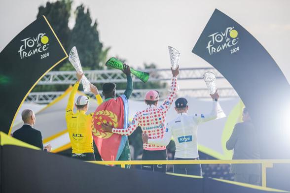 Le Slovène Tadej Pogacar maillot jaune, l'Érythréen Biniam Girmay, l'Équatorien Richard Carapaz et le Belge Remco Evenepoel sur le podium final du Tour de France 2024, le 21 juillet 2024 à Nice. - Photo : ASO/Charly Lopez