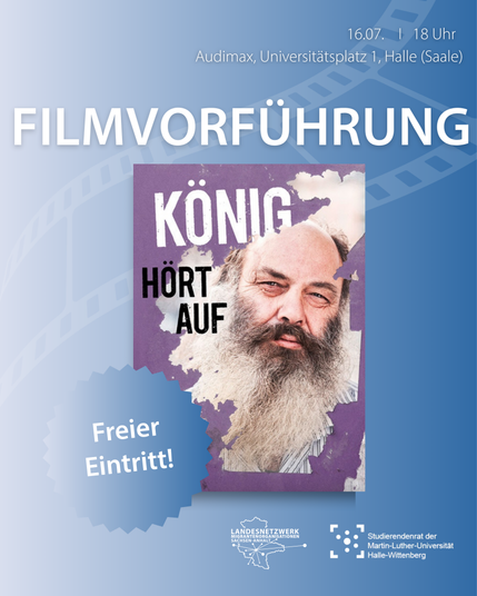 Der Hintergrund ist ein blau-weißer Verlauf mit einer Filmrolle. In der Mitte ist das FIlmposter des Film "König hört auf" - selbiges steht auch auf dem Poster. Dazu ein Foto des Protagonisten.
Dazu steht: "Filmvorführung, 16.7. 18 Uhr, Audimax, Universitätsplatz 1, Halle (Saale), Freier Eintritt!"
Unten rechts sind die Logos von Lamsa e.V. und dem Stura Uni Halle.