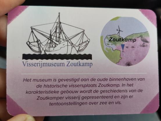 Voorkant van een scenariokaartje van het Gronings bordspel Grunn. Met het logo van het Visserijmuseum in Zoutkamp.