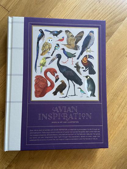 De voorkant van het grote boek. Paars met in een zajctgrijs vierkant 16 getekende vogels. Onder andere een roze flamingo, een kerkuil, een havik en een keizerspinguin
