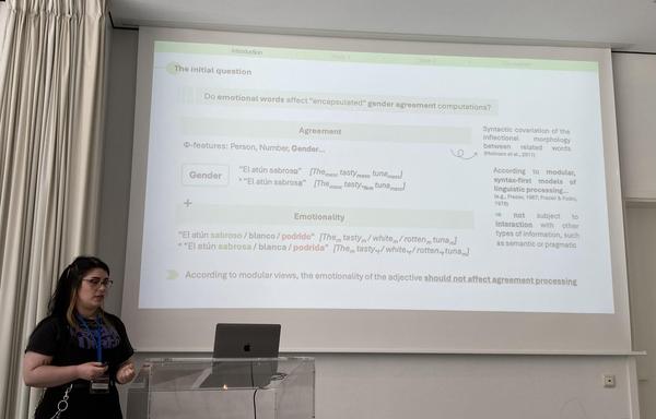 The initial question
Do emotional words affect "encapsulated" gender agreement computations?
Agreement
Ф-features: Person, Number, Gender...
Gender
"El atún sabroso" [Themes tasty maso tunamasc
*"El atún sabrosa" [The mase tasty+fom tuna masc
Emotionality
"El atún sabroso / blanco / podrido" [Them tastym/ white/ rotten m tunam]
* "El atún sabrosa / blanca / podrida" [Them tasty,/ white.,/ rotten ,tunam]
Syntactic covariation of the inflectional morphology between related words (Molinaro et al., 2011)
According to modular, syntax-first models of linguistic processing...
(e.g., Frazier, 1987; Frazier & Fodor, 1978)
→
not subject to interaction with other types of information, such as semantic or pragmatic According to modular views, the emotionality of the adjective should not affect agreement processing