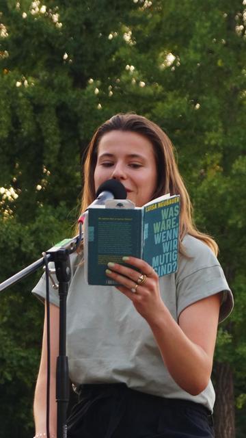 Luisa Neubauer liest im Invalidenpark.