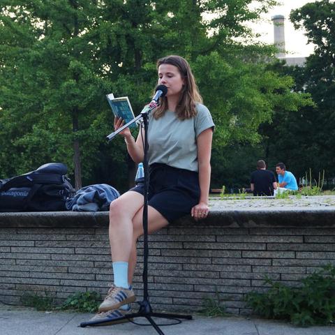 Luisa Neubauer liest im Invalidenpark.