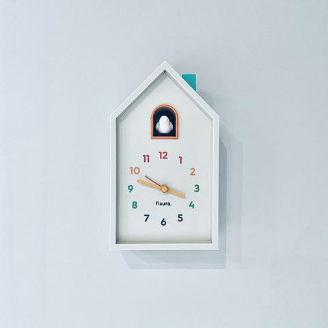 Un moderno reloj de Cuco. Tiene un diseño más bien minimalista con unos números de colores.
