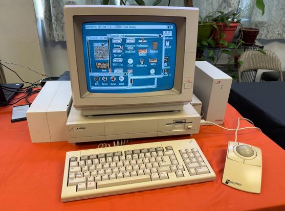 An Amiga 1000 on display at PaCommEx NW