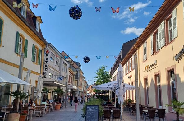 Eine Seitenstraße mit sommerlichen Laternen geschmückt.